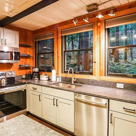 Treetop Hideaway, Sleeps 2